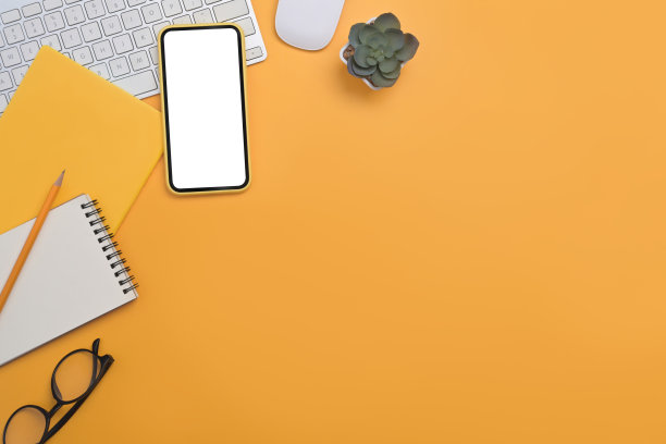 上图显示手机与空白屏幕，无线键盘和笔记本电脑在黄色背景与拷贝空间。图片下载