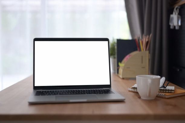 前视图电脑笔记本电脑与白色显示在木制的桌子。图片下载