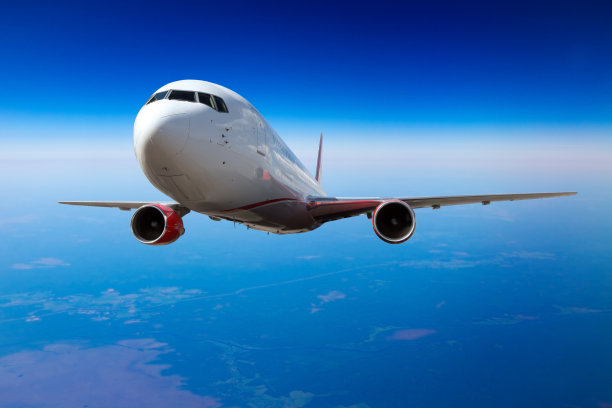 飞机在飞行中。前视图。图片下载