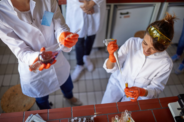 使用实验室设备的实验室工作人员图片下载