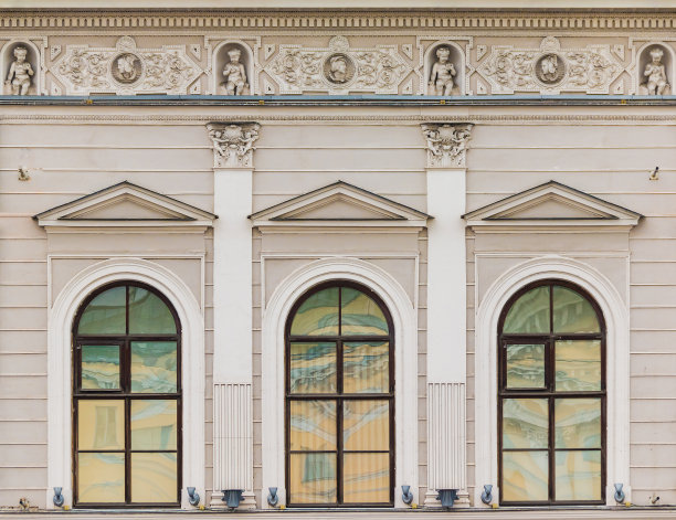 历史建筑立面上的一排排窗户图片下载