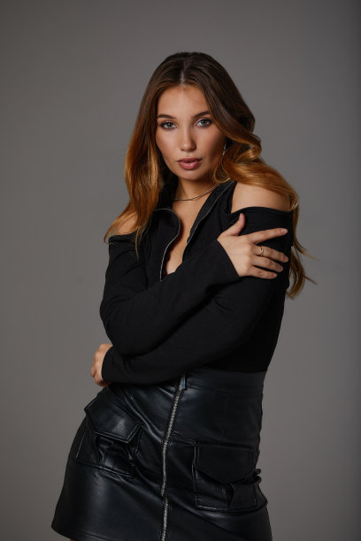 时尚肖像漂亮的模特女人与长头发健康的黑色连衣裙在灰色的背景，美丽的脸的轮廓图片下载