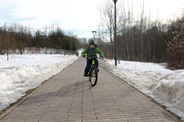 孩子在人行道上骑自行车图片下载