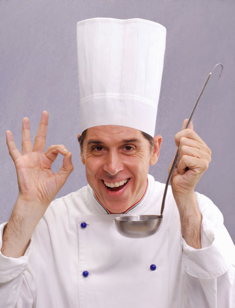 表情丰富的厨师拿着勺子。图片下载