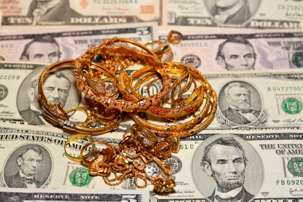 美元钞票上的金色戒指、链条和手镯配饰套装图片下载