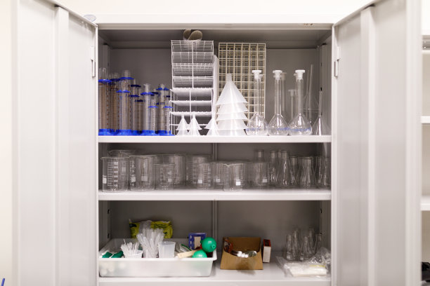 实验室用具在橱柜内图片下载