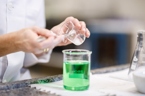 倒在装满的贝克尔烧瓶内的物质图片下载