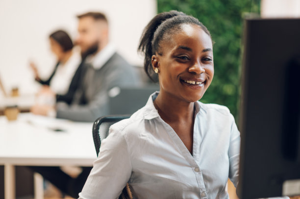 在有创意的办公环境中用电脑工作图片下载