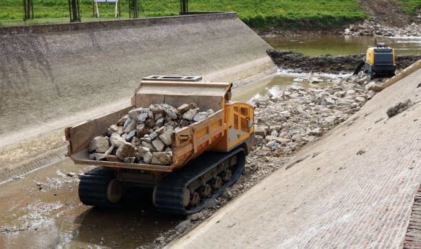 河床上的建筑工程图片下载