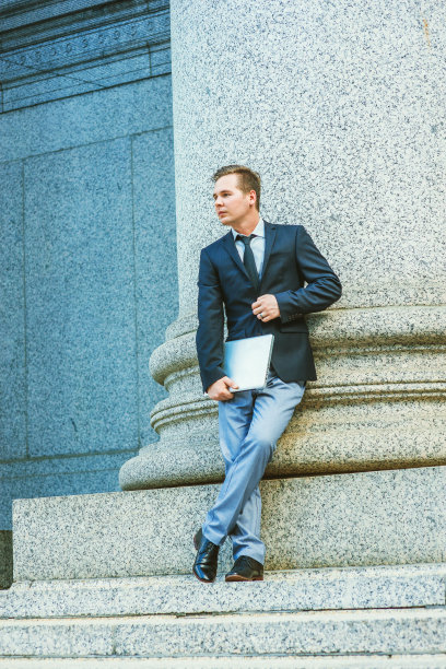 年轻的商人站在纽约市的户外图片下载