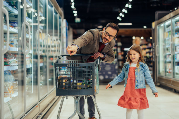 父亲和女儿在杂货店图片下载