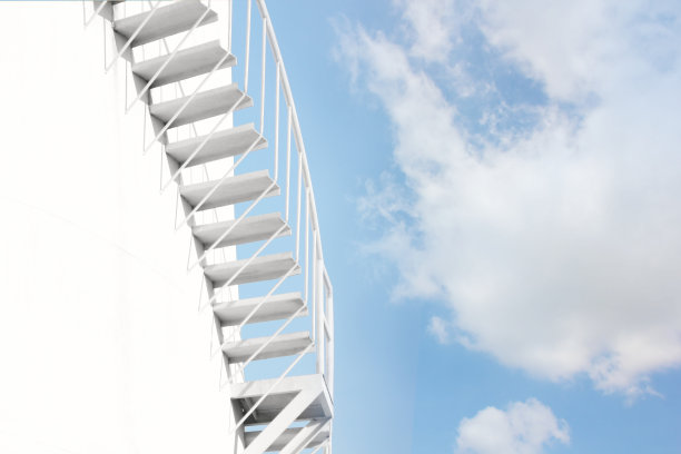 原料罐的特写楼梯与蓝天白云。白色的料仓包含加工成产品的原材料图片下载
