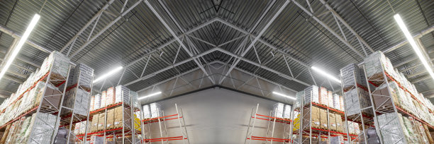 一个巨大的物流中心的全景照片，上面的货架上的货物正在准备装运图片下载