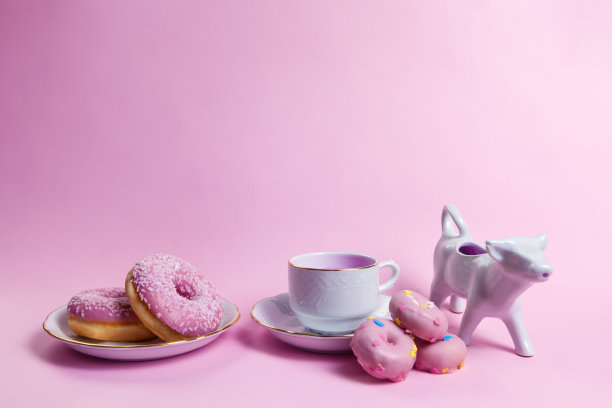 粉色背景上粉色甜甜圈的早餐图片下载