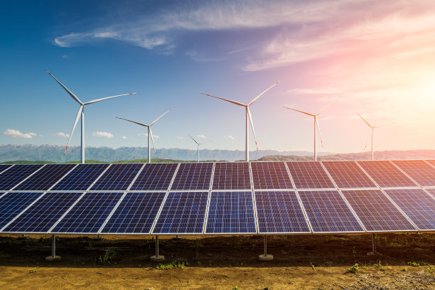 太阳能电池板和风力涡轮机与山地景观图片下载