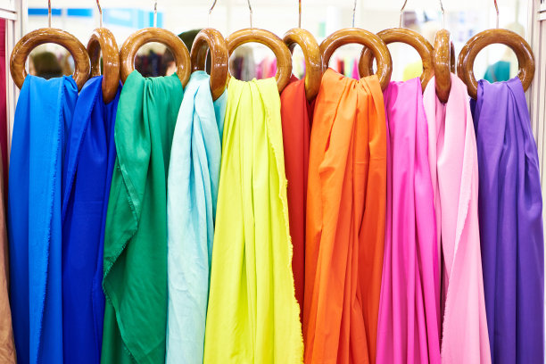 衣架上缝纫衣服的织物图片下载