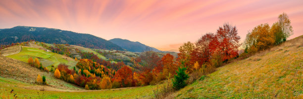 美丽的山景在阳光下闪闪发光。早上戏剧性的场景。喀尔巴阡国家公园，Synevyr pass，乌克兰，欧洲。艺术照片。世界的美丽。温暖的塑身效果。图片下载