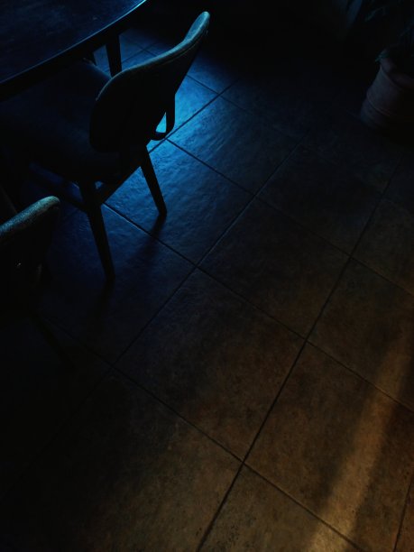 昏暗的咖啡馆里的椅子图片下载