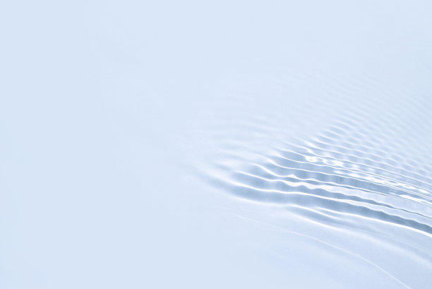 蓝色背景上水的纹理。图片下载