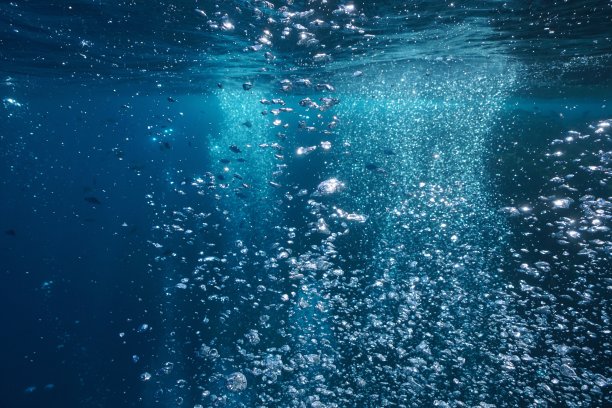 空气在海洋下面起泡图片下载