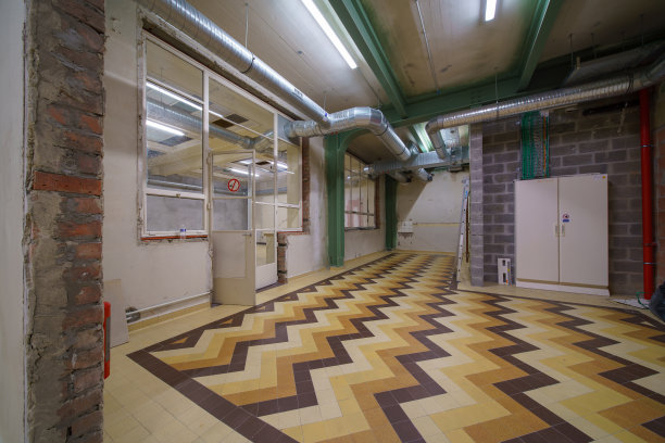 旧建筑中的空地图片下载