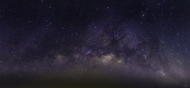 景观与银河系。繁星点点的夜空图片下载