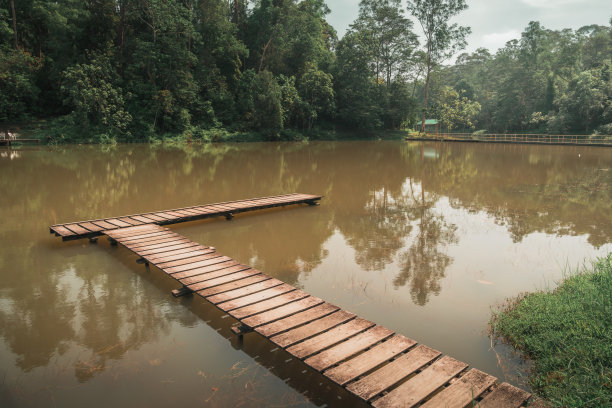 鱼塘配木栈道图片下载
