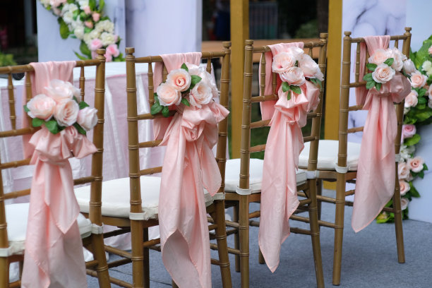 已经装饰好的椅子是为婚礼活动准备的图片下载