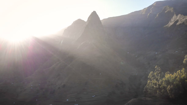 日出时山脉的空中风景图片下载