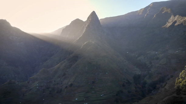 日出时山脉的空中风景图片下载