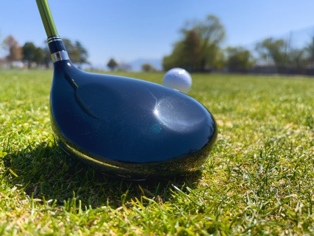 高尔夫球司机准备驾驶球从Tee照片系列图片下载