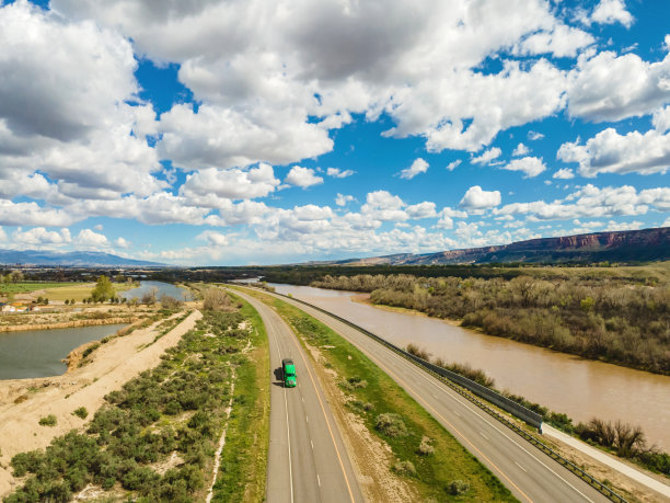 绿色半卡车无人机驾驶的车辆和卡车在美国西部70号州际公路和立交桥上行驶的照片系列图片下载