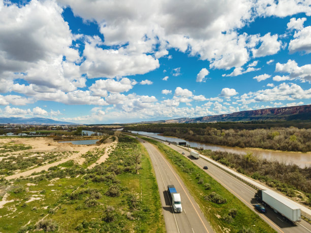 在美国西部70号州际公路和立交桥上行驶的车辆和卡车的不同方向的半卡车无人机视图Fruita Colorado照片系列图片下载