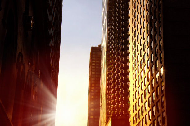 日落时摩天大楼的城市景观图片下载