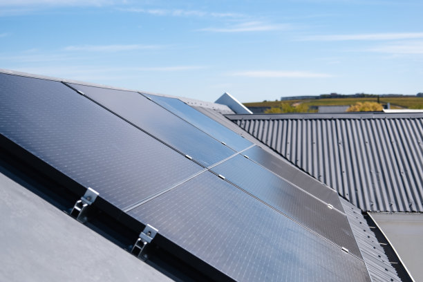 屋顶上的太阳能电池板图片下载