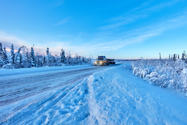 大型半卡车在冬季公路，阿拉斯加，美国图片下载