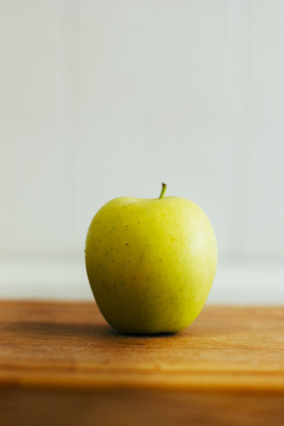 切菜板上绿苹果的垂直特写。水果。健康食品。股票的照片。图片下载