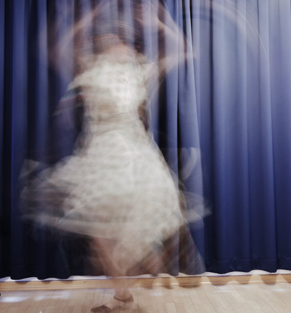 身着白色连衣裙的弗苏转过身来图片下载