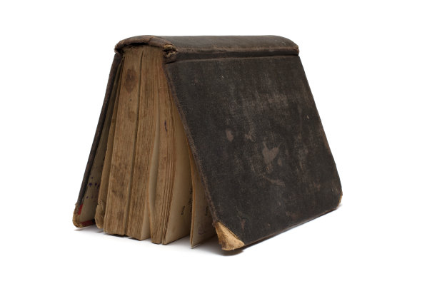 特写旧损坏的书帐篷白色背景图片下载