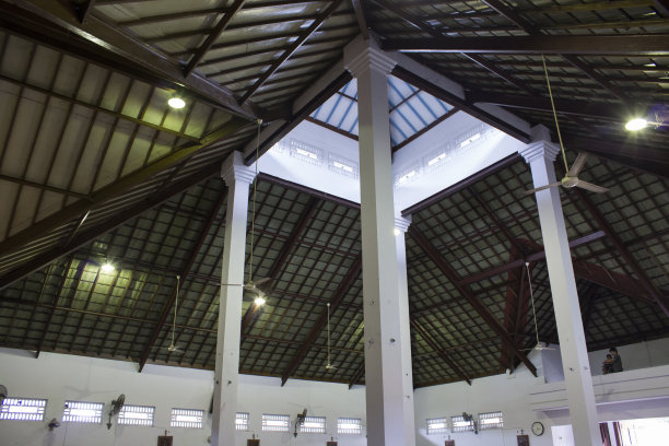 教堂建筑的屋顶结构从里面看图片下载