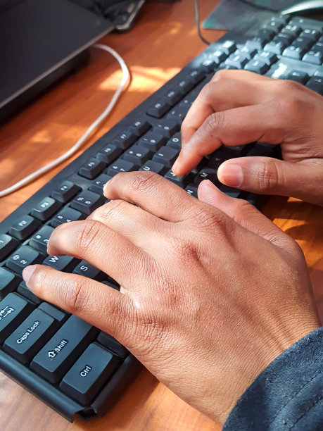 早上，男人在电脑键盘上从顶角打字图片下载