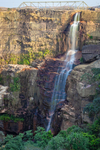 瀑布从山顶森林在白天从平坦的角度图片下载
