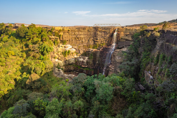瀑布从山顶森林在白天从平坦的角度图片下载