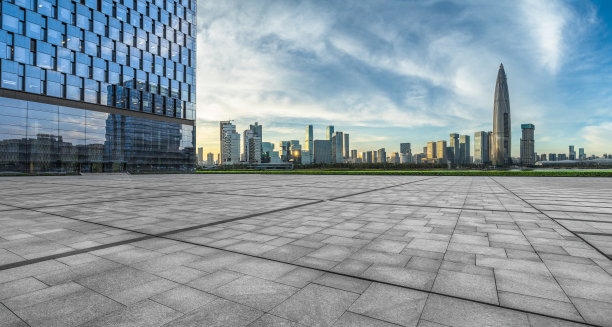 全景天际线和建筑与空的方形地板图片下载