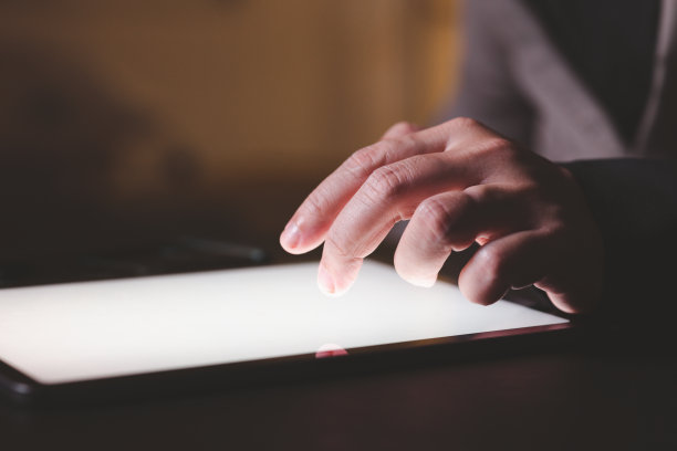 用平板电脑拍商人的手。商业技术的概念。图片下载