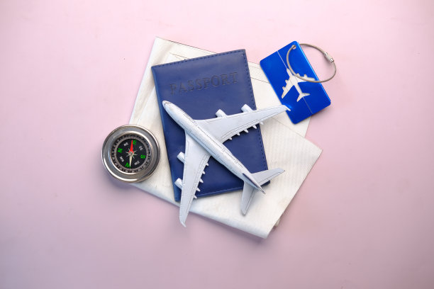 旅行地图、护照和车牌的俯视图放在桌子上，有复印空间图片下载