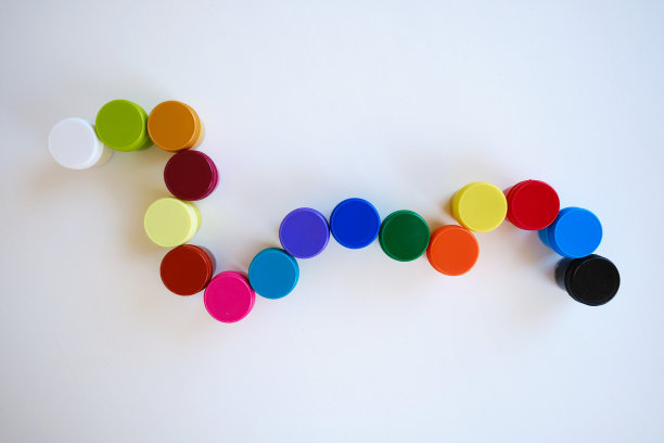 浅背景上有多色颜料的罐子。创造性的背景。漆绘画。前视图。模拟了图片下载