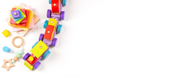 婴儿儿童玩具横幅背景。俯视图彩色教育木制玩具在白色背景。早教零浪费蒙特梭利儿童玩具图片下载