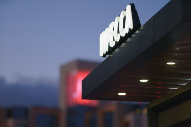 报刊亭:报刊亭上刊登报纸和杂志的标志图片下载