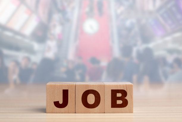 木块上的求职信立方体上的木桌上模糊的人在城市，商业招聘的概念图片下载